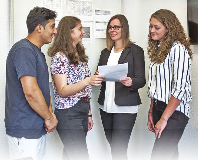 Auszubildende – Perga GmbH Daniela Ruff und unsere Azubis - Gemeinsam für eine erfolgreiche Zukunft. Bei Perga GmbH sind wir stolz darauf, junge Menschen bei ihrer Ausbildung zu unterstützen. Auf diesem Bild sehen Sie unsere Personalreferentin Daniela Ruff gemeinsam mit unseren Azubis. Wir bieten eine breite Palette an Ausbildungsberufen und Weiterbildungsmöglichkeiten, um unsere Mitarbeiter und Azubis bestmöglich auf ihre Zukunft vorzubereiten. Erfahren Sie mehr über unsere Ausbildungsmöglichkeiten und wie Sie Teil unseres erfolgreichen Teams werden können.