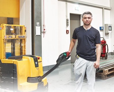 Schüler bei Perga GmbH Entdecken Sie die Ausbildungsmöglichkeiten bei Perga. Unser Bild zeigt einen motivierten Auszubildenden in unserer Produktionsabteilung, der seine Fähigkeiten unter Anleitung erfahrener Mitarbeiter erweitert. Vertrauen Sie auf unser Engagement für die Ausbildung und die Förderung junger Talente.