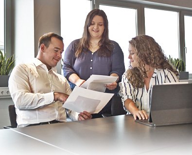 Studenten bei Perga GmbH Starten Sie Ihre Karriere mit einem dualen Studium bei Perga GmbH. Unser Bild zeigt eine Gruppe von engagierten Studenten, die ihr theoretisches Wissen direkt in der Praxis anwenden und wertvolle Erfahrungen sammeln können. Vertrauen Sie auf unsere langjährige Erfahrung in der Ausbildung und Förderung von jungen Talenten und machen Sie den ersten Schritt in eine erfolgreiche Karriere bei uns.