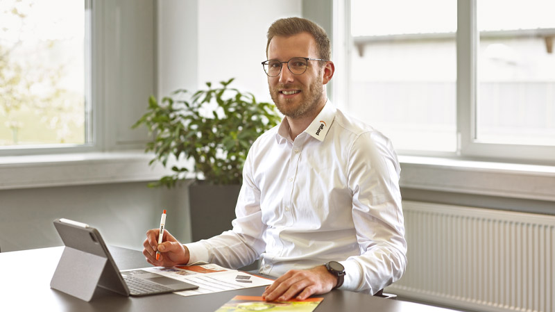 Beratung – perga GmbH Bei Perga GmbH legen wir großen Wert auf eine umfassende Beratung unserer Kunden. Unser Bild zeigt eine unserer erfahrenen Mitarbeiterinnen im Verkauf, die Sie gerne bei der Auswahl der richtigen Lösung für Ihre individuellen Bedürfnisse unterstützt. Vertrauen Sie auf unsere langjährige Erfahrung und unser umfassendes Fachwissen, um auch Ihre Anforderungen bestmöglich zu erfüllen.