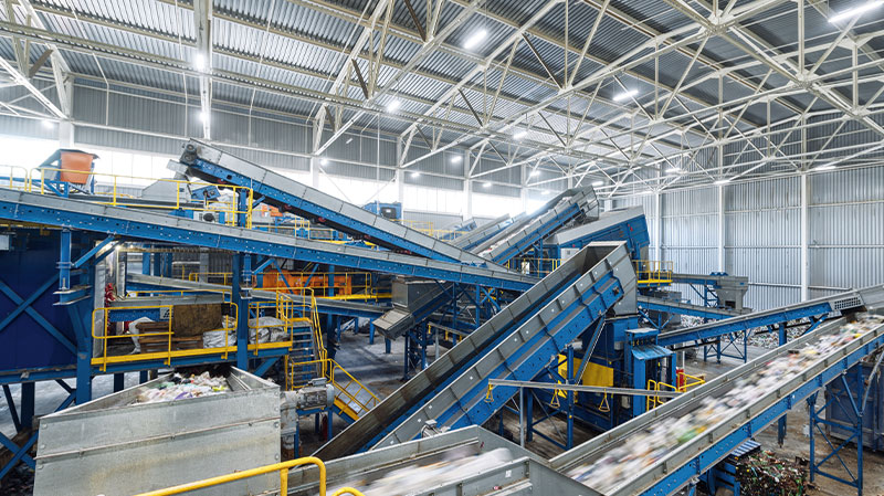 100% Recycling durch unsere Regranulierungsanlage Förderband mit Plastikflaschen in einer Recyclinganlage - www.perga.com - Der Spezialist für nachhaltige Industriefolien und Verpackungen für alle Anwendungen (LD-PE, HD-PE oder Coex).