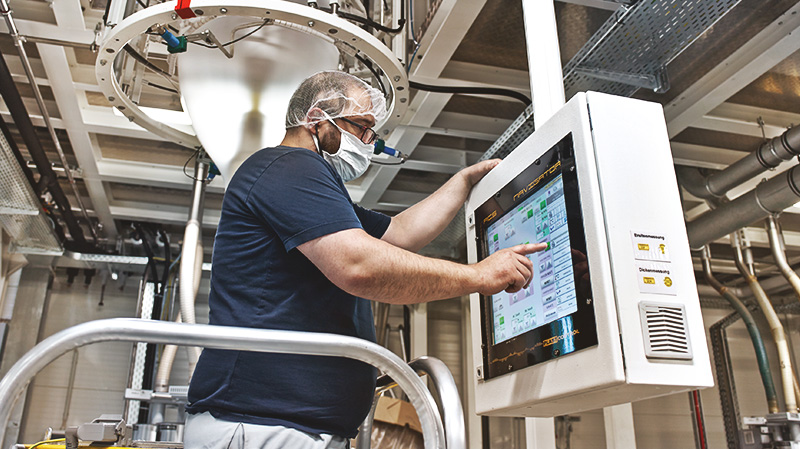 Hygiene – Perga GmbH Präzisionsarbeit in der Extrusionsabteilung bei Perga GmbH: Maschinenführer sorgt für die genaue Steuerung von Extrusionsprozessen