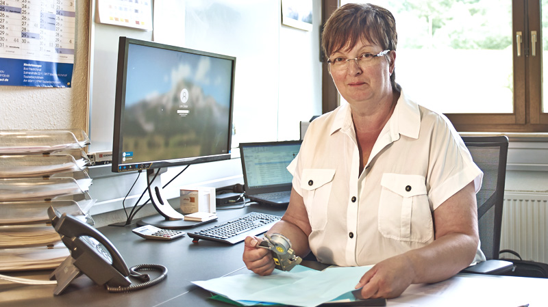 Hygiene – Perga GmbH Erfahren Sie mehr über unser engagiertes Team für Qualitätsmanagement bei Perga GmbH. Unser Bild zeigt Ellen Metzger, eine unserer kompetenten Mitarbeiterinnen im Bereich Qualitätsmanagement. Vertrauen Sie auf unsere umfangreichen Maßnahmen zur Sicherstellung höchster Qualität und lassen Sie uns auch Ihre Anforderungen erfüllen und Ihre Erwartungen übertreffen.