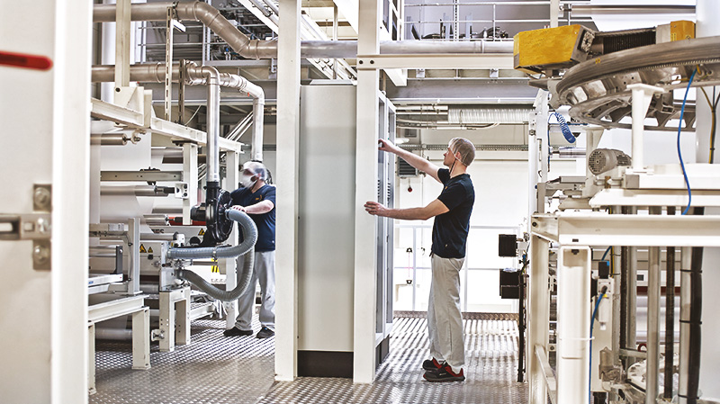 Hygiene – Perga GmbH Auf dem Bild ist ein Mitarbeiter in der Abteilung Extrusion bei Perga GmbH zu sehen, der auf die Einhaltung von Hygienemaßnahmen achtet. Die Qualitätssicherung und Einhaltung von ISO 9001 stehen dabei im Fokus. Die Perga GmbH legt großen Wert auf die Einhaltung von Qualitätsstandards und Hygienevorschriften in der Produktion ihrer Verpackungen.