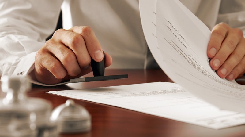 Hygiene – Perga GmbH Auf dem Bild sind verschiedene Zertifikate für Hygiene bei Perga GmbH zu sehen. Die Zertifizierungen belegen die hohen Standards in der Lebensmittelindustrie, auf die das Unternehmen großen Wert legt. Bei Perga wird auf höchste Hygiene und Qualität geachtet, um den Kunden stets sichere und einwandfreie Produkte bieten zu können.